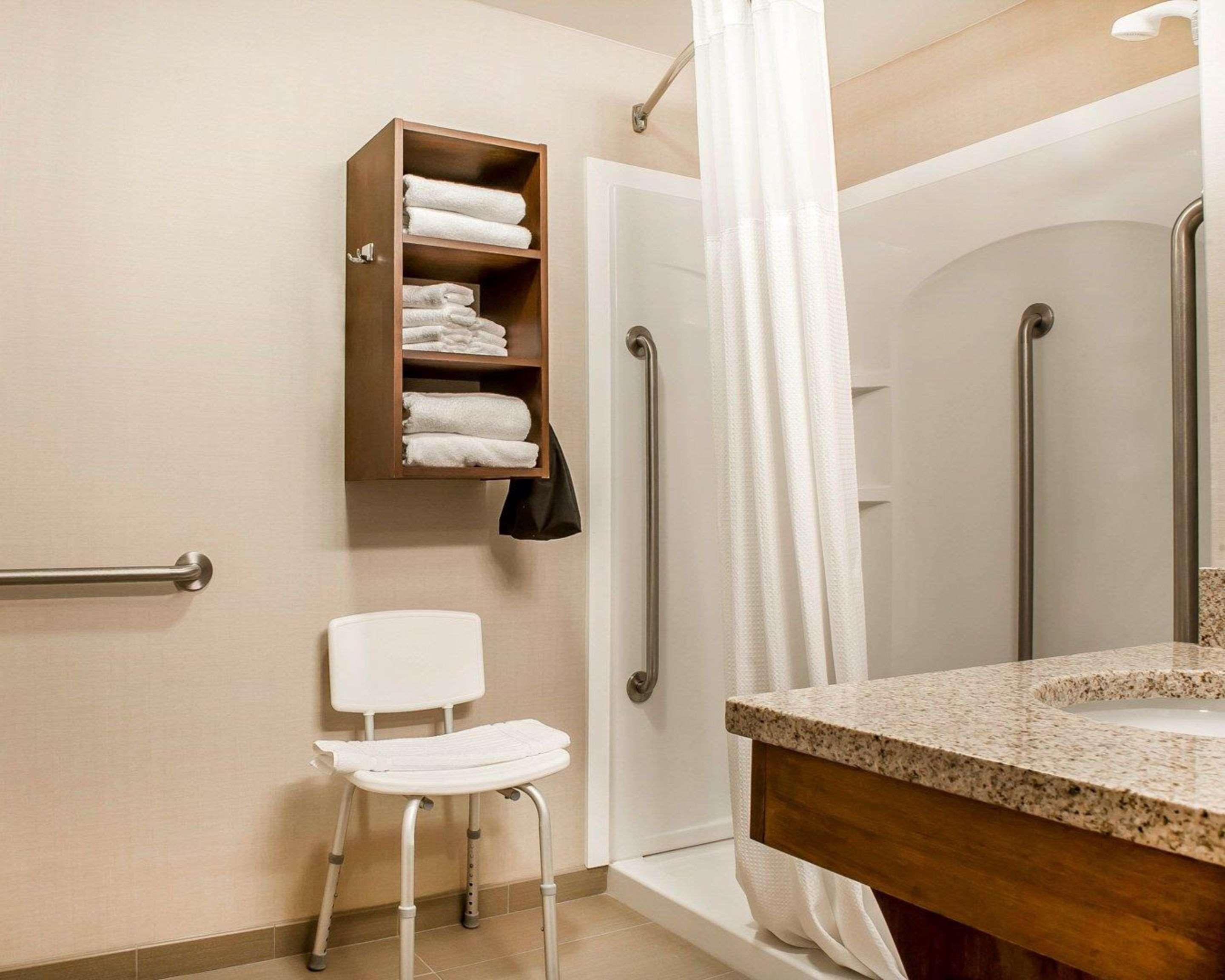 Comfort Inn & Suites Sturbridge-Brimfield Bagian luar foto