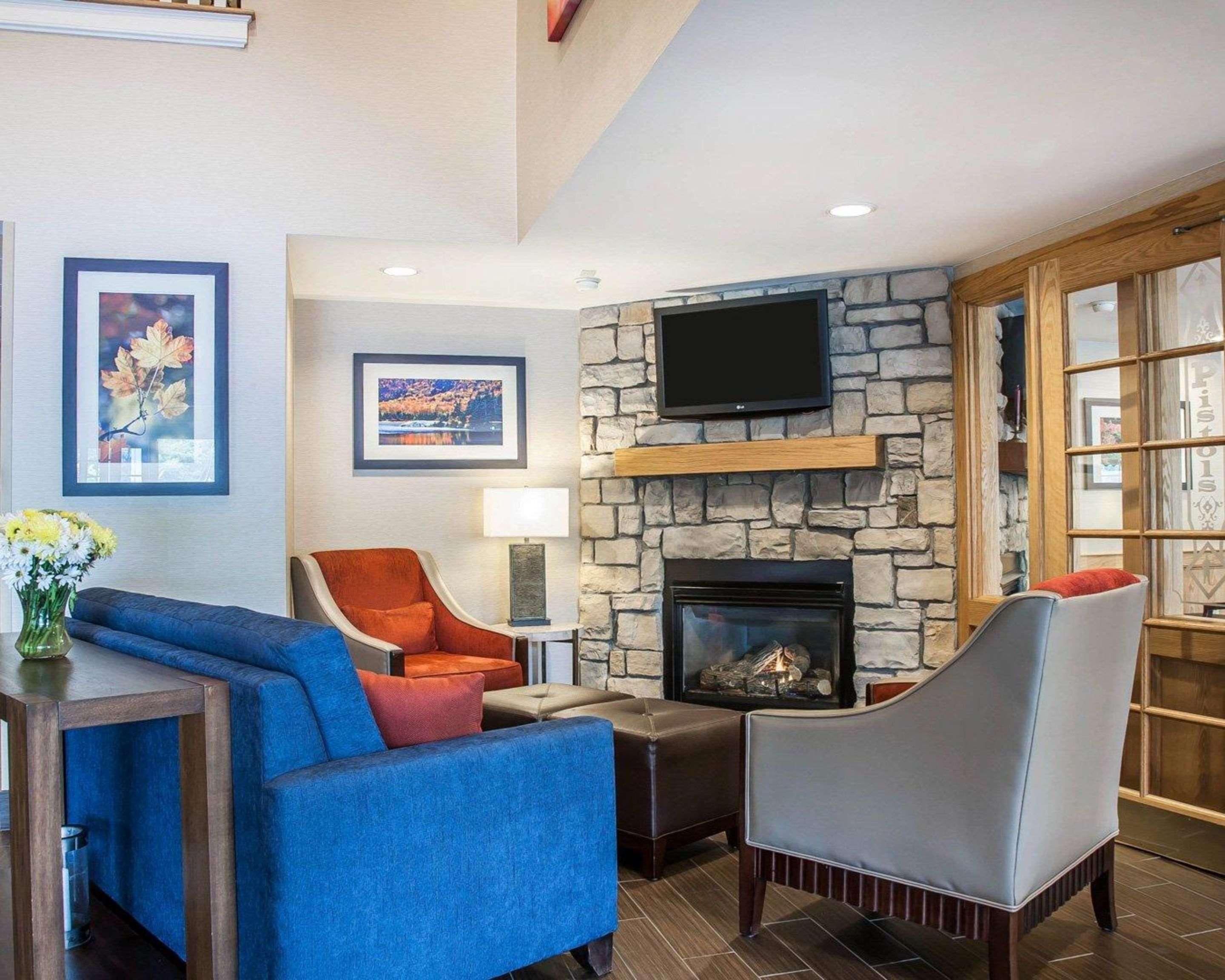 Comfort Inn & Suites Sturbridge-Brimfield Bagian luar foto